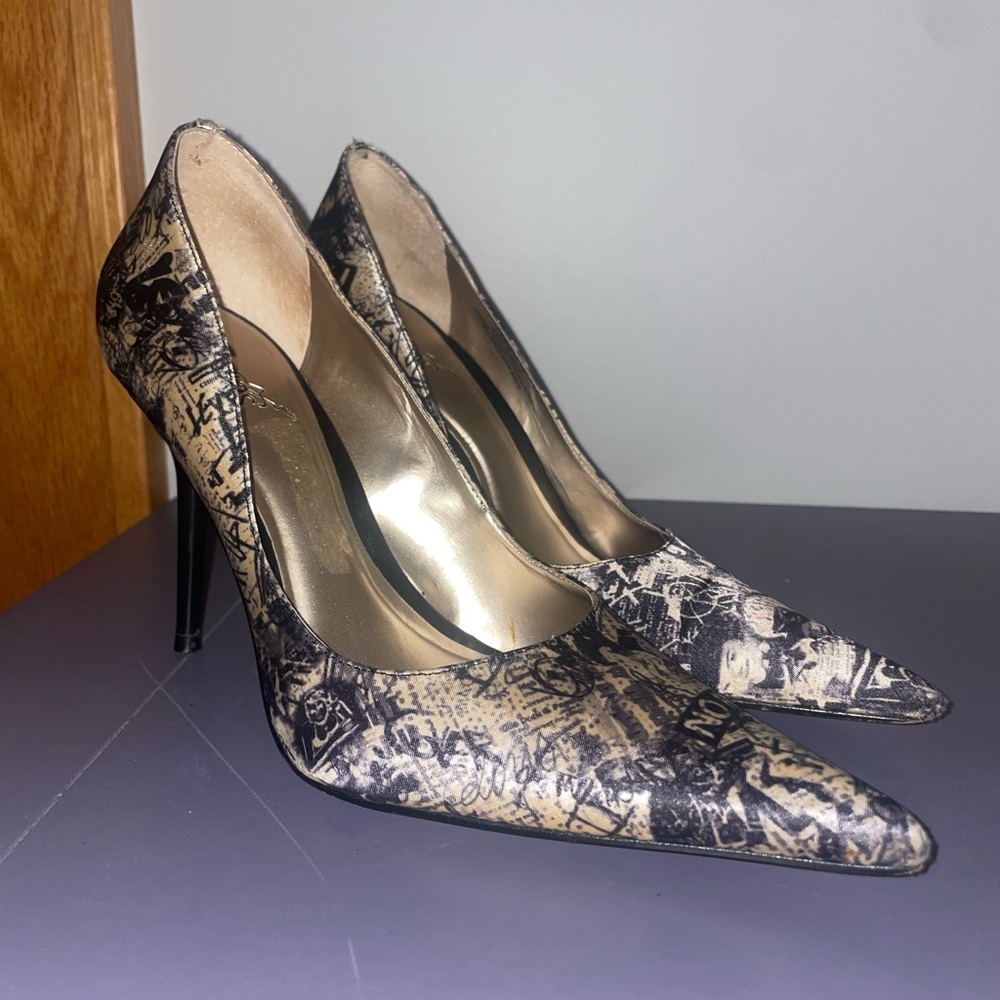 Carlos Santana Black and Cream High Heeled Pumps Exude EUCGraffiti